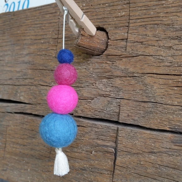 Felted wool ball essential oil diffuser - Picture 3 of 3